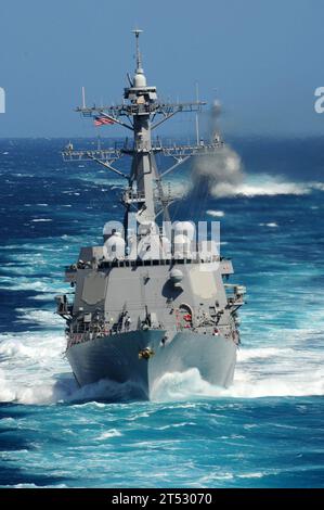 110518OI955-006 OCÉAN PACIFIQUE (18 mai 2011) les destroyers à missiles guidés USS Kidd (DDG 100) et USS Pinckney (DDG 91) de la classe Arleigh Burke sont en route dans l'océan Pacifique. Kidd et Pinkney font partie du John C. Stennis Carrier Strike Group et participent à un exercice d'entraînement composite au large des côtes de la Californie du Sud. Banque D'Images