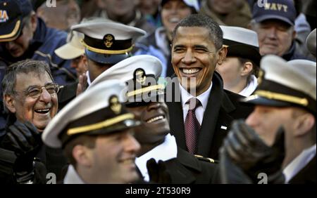 111210NI589-155 Landover, Maryland (10 décembre 2011) debout parmi les midshipmen de l'US Navy, le président Barack Obama et le secrétaire à la Défense Leon Panetta, à l'extrême gauche, apprécient le jeu sur le terrain lors du match de football universitaire de la 112th U.S. Army vs U.S. Navy. Cette année, le match a été joué au FedEx Field à Landover, Maryland pour la première fois. (DOD Banque D'Images