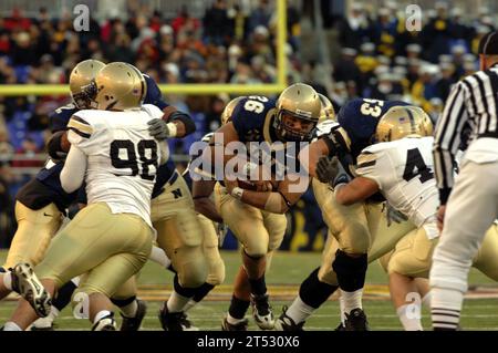 0712010989H-674 BALTIMORE (1 décembre 2007) Fullback pour l'académie navale américaine, l'aspirant Eric Kettani, trouve un trou dans la défense des Black Knights lors du 108e match annuel Army vs Navy qui s'est tenu au stade M&T Bank. La Marine a vaincu les Chevaliers noirs de l'armée 38-3. Les MIDS ont maintenant gagné les six dernières batailles de l'Armée / Marine. La Navy (8-4) a accepté une invitation à jouer au Poinsettia Bowl à San Diego le 20 décembre. US Navy Banque D'Images