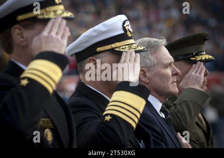 1012115549O-055 PHILADELPHIE (11 décembre 2010) le surintendant adjoint de l'Académie navale des États-Unis Mike Miller, à gauche, chef des opérations navales (CNO) l'amiral Gary Roughead, Secrétaire de la Marine (SECNAV) l'honorable Ray Mabus et commandant du corps des Marines James Amos rendent hommage au jeu de l'hymne national avant le début du 111e match de football universitaire Army-Navy. Banque D'Images