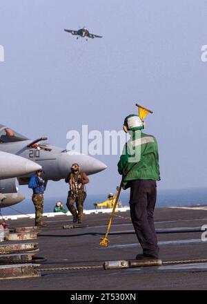 0611073910W-038 Arabian Sea (7 novembre 2006) - Un marin à bord de l'USS Dwight D. Eisenhower (CVN 69) assure que le fil d'arrêt numéro deux se rétracte complètement pour un F/A-18F Super Hornet entrant affecté au Strike Fighter Squadron One Zero Three (VFA-103). Eisenhower mène des opérations de soutien à la guerre mondiale contre le terrorisme et aux opérations de sécurité maritime. US Navy Banque D'Images