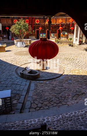 17.02.2021, FUJIAN, CHINE : lanterne chinoise rouge dans un logement traditionnel Hakka Tulou, Fujian. Gros plan sur l'image d'arrière-plan Banque D'Images