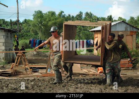 0806077498L-287 CALBAYOG CITY, Philippines (7 juin 2008) les Seabees affectés au Naval Mobile Construction Battalion (NMCB) 133 et aux Forces armées des Philippines des soldats du 546e bataillon de construction du génie portent un coffrage en bois sur le site de construction pour créer des trous d'homme en béton pour le système de fosse septique de la subdivision du Groenland lors d'un programme d'action civique d'ingénierie du Partenariat Pacifique. L’équipe du Partenariat Pacifique composée de partenaires régionaux, d’organisations non gouvernementales (ONG), d’ingénieurs militaires, de médecins et de prestataires de soins de santé a été invitée par le gouvernement des Philippines à c) Banque D'Images