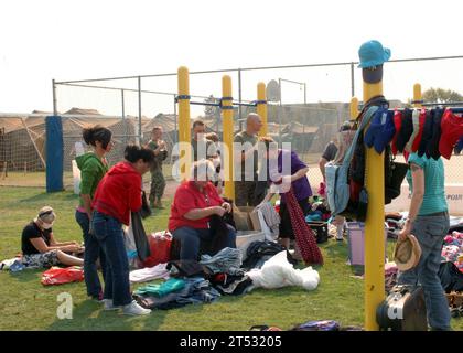 0710234973M-022 SAN DIEGO (23 octobre 2007) - les évacués des feux de forêt de San Diego rassemblent des fournitures données par les écoles secondaires de la région de San Diego sur Turner Field à la base navale amphibie Coronado. Plus de 268 militaires et leurs familles ont évacué leurs maisons pour trouver refuge dans un camp de tentes de 500 personnes construit par le bataillon de construction amphibie (ACB) 1. US Navy Banque D'Images