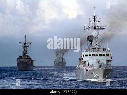 0807141159B-037 MER DE CHINE DU SUD (14 juillet 2008) les navires américains et de la Marine royale malaisienne KD Lekir (F 26), la frégate de missiles guidés USS Ford (FFG 54) et KD Sri Inderapura (L 1505) naviguent en formation pendant la coopération à flot Readiness and Training (CARAT) 2008. CARAT est une série annuelle d'exercices bilatéraux de formation maritime auxquels participent les États-Unis et plusieurs pays de l'Asie du Sud-est, conçus pour établir des relations et améliorer la préparation opérationnelle. US Navy Banque D'Images