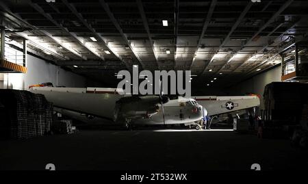 OCÉAN ATLANTIQUE (14 décembre 2010) les marins préparent un C-2 Greyhound affecté au Rawhides of Fleet Logistics Squadron (VRC) 40 pour la maintenance dans la baie du hangar du porte-avions USS Harry S. Truman (CVN 75). Le VRC-40 est déployé dans le cadre du Harry S. Truman Carrier Strike Group qui soutient les opérations de sécurité maritime et les efforts de coopération en matière de sécurité sur le théâtre dans les zones de responsabilité des 5e et 6e flottes américaines. Banque D'Images