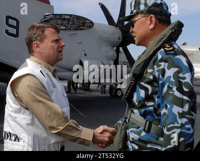 0704065345W-006 OCÉAN ATLANTIQUE (6 avril 2007) - le commandant du Groupe d'attaque porte-avions (CSG) 10 l'amiral arrière William Gortney accueille le commandant de la Marine de l'Armée populaire de libération chinoise (PLAN) le vice-amiral Wu Shengli après son arrivée à bord du porte-avions de classe Nimitz USS Harry S. Truman (CVN 75) pour une visite officielle. Truman est en train de mener une formation sur mesure sur la disponibilité des navires (TSTA). TSTA est une norme utilisée pour évaluer l'état de préparation d'un navire pour le déploiement. US Navy Banque D'Images