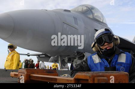 0701135345W-030 Atlantic Ocean 13 JANVIER 2007 un conducteur de tracteur du Département de l'Air attend que le commandement déplace un F/A-18F Super Hornet des "Red Rippers" du Strike Fighter Squadron One (VFA-11) en position sur le pont d'envol du porte-avions de classe Nimitz USS Harry S. Truman (CVN 75). Truman est actuellement en train de mener des certifications de poste de pilotage au large de la côte est des États-Unis. US Navy Banque D'Images