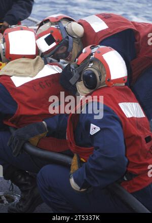 1101262686k-027 OCÉAN ATLANTIQUE (26 janvier 2011) des marins simulent la lutte contre un incendie lors d'un exercice d'entraînement au contrôle des dommages sur le pont d'envol à bord du croiseur de missiles guidés USS Gettysburg (CG 64). Gettysburg mène un exercice d'unité d'entraînement composite dans le cadre du George H.W. Bush Carrier Strike Group pour préparer un déploiement à venir. Banque D'Images