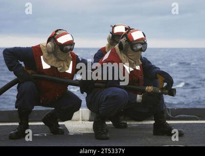 1101262686k-035 OCÉAN ATLANTIQUE (26 janvier 2011) des marins simulent la lutte contre un incendie lors d'un exercice d'entraînement au contrôle des dommages sur le pont d'envol à bord du croiseur de missiles guidés USS Gettysburg (CG 64). Gettysburg mène un exercice d'unité d'entraînement composite dans le cadre du George H.W. Bush Carrier Strike Group pour préparer un déploiement à venir. Banque D'Images