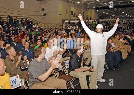 0702042880M-310 Océan Atlantique (4 février 2007) - les Packers de Green Bay retournent les vagues de Noah Herron aux membres d'équipage dans la baie du hangar tout en étant introduits dans le cadre des festivités d'avant-match du Super Bowl à bord du porte-avions de classe Nimitz USS Harry S. Truman (CVN 75). Noah et quatre autres Packers de Green Bay, ainsi que cinq membres des Patriots Cheerleaders de la Nouvelle-Angleterre, sont les invités distingués du Super Bowl XLI Extravaganza de Truman. Truman mène actuellement des opérations dans l'océan Atlantique. US Navy Banque D'Images