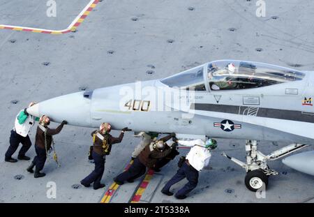 1010058913a-205 ATLANTIC OCEAN (5 octobre 2010) des marins déplacent un F/A-18a+ Hornet, affecté au Golden Warriors of Strike Fighter Squadron (VFA) 87, à bord du porte-avions USS George H.W. Bush (CVN 77). George H.W. Bush mène une formation dans l'océan Atlantique. Banque D'Images