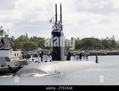 110531UK333-122 BASE INTERARMÉES PEARL HARBOR-HICKAM, Hawaï (31 mai 2011) le sous-marin d'attaque de classe Los Angeles USS Charlotte (SSN 766) retourne à la base interarmées Pearl Harbor-Hickam après un déploiement prévu dans la région ouest du Pacifique. Charlotte quitte Pearl Harbor le 1 décembre 2010. Banque D'Images