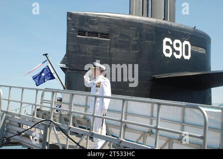 1006253090M-130 GROTON, Conn (25 juin 2010) le contre-amiral Douglas McAneny, commandant de la Force sous-marine de la flotte américaine du Pacifique, salue la marche de l'amiral et le salut de 13 canons, lors de l'arrivée de la partie officielle pour la cérémonie de déclassement du sous-marin d'attaque de classe Los Angeles USS Philadelphia (SSN 690) à la base navale de sous-marins New London. McAneny est le septième commandant de Philadelphie. Banque D'Images