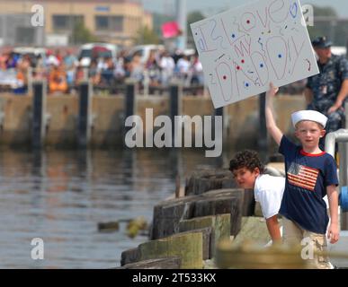 1008117179M-054 NORFOLK (11 août 2010) les membres de la famille attendent pour accueillir leurs marins à bord du sous-marin d'attaque de classe Los Angeles USS Albany (SSN 753) alors que le bateau retourne à homeport à la base navale de Norfolk après un déploiement de six mois. Banque D'Images