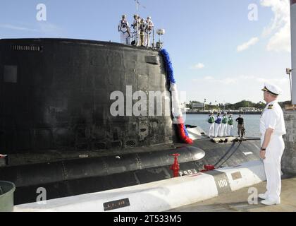 1011153560G-004 PEARL HARBOR (15 novembre 2010) le capitaine Daryl Caudle, commandant de l'escadron de sous-marins 3, accueille le sous-marin d'attaque USS North Carolina (SSN 777) alors qu'il arrive à la base interarmées Pearl Harbor-Hickam après avoir terminé un transfert inter-flotte de quatre mois depuis son ancien port d'attache à Groton, connecticut La Caroline du Nord est le troisième sous-marin de la classe Virginie à être stationné dans la région Pacifique. Banque D'Images