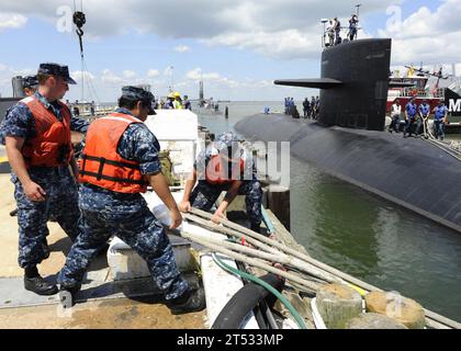 110615OY473-058 NORFOLK (15 juin 2011) des marins stationnés à la base navale de Norfolk sécurisent le sous-marin d'attaque de classe Los Angeles USS Helena (SSN 725) sur la jetée. Helena arriva à son nouveau port d'attache à Norfolk après avoir quitté San Diego et subi une maintenance prolongée à Kittery, Maine. Banque D'Images