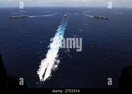 0709056106R-377 BAIE DU BENGALE (5 septembre 2007) - des navires de la Marine de l'Inde, de l'Australie, du Japon, de Singapour et des États-Unis se détachent après un exercice photo conjoint au cours de l'exercice Malabar 07-2. Kitty Hawk et Nimitz Carrier Strike Group participent à l'exercice multinational. La formation comprenait les destroyers JS Yuudachi (DD 103) et JS Oonami (DD 111), la frégate RSS redoutable (68) de la Marine royale australienne HMAS Adelaide (FFG 01), les destroyers INS Ranvijay (D 55) et INS Ranjit (D 53), la frégate INS Bra de la Marine indienne Banque D'Images