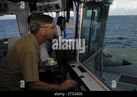 0709077883G-107 OCÉAN INDIEN (7 septembre 2007) - le vice-amiral Doug Crowder, commandant de la 7e flotte américaine, observe le décollage d'un Sea Harrier du pont d'envol du porte-avions de la marine indienne INS Viraat (R 22). Plus de 20 000 membres du personnel de cinq pays différents participent à l'exercice Malabar 07-2. Cet exercice multinational comprend des forces navales de l'Inde, de l'Australie, du Japon, de Singapour et des États-Unis. US Navy Banque D'Images