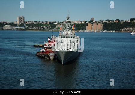 0907196525D-200 NEW YORK (19 juillet 2009) la frégate HMAS Ballarat (FFG 155) de la Royal Australian Navy arrive à New York pour une visite portuaire lors de l'opération Northern Trident. Northern Trident est un déploiement international de six mois qui soutient les efforts diplomatiques, de sécurité et de défense du gouvernement australien en Europe occidentale, en Amérique du Nord et en Asie du Nord. Plus de 400 marins australiens visiteront Manhattan. Banque D'Images