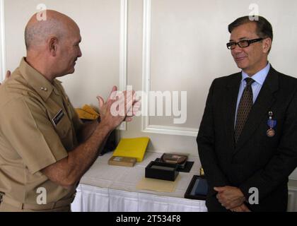 0912184482V-003 PENSACOLA, Floride (18 décembre 2009) le contre-amiral Joseph Kilkenny, commandant du Commandement de l'éducation et de la formation navales, applaudit le Dr Jeffrey P. Cropsey, directeur de l'activité de défense pour le soutien de l'éducation non traditionnelle (DANTES), après avoir épinglé Cropsey avec le prix du service méritoire lors d'une cérémonie de retraite au Mustin Beach Officers Club à la base aérienne navale de Pensacola. Le Dr Cropsey prend sa retraite après 40 ans de service au ministère de la Défense. (Marine américaine Banque D'Images