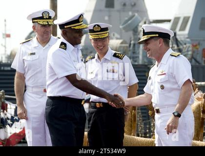 1001208825R-194 MANAMA, Bahreïn (20 janvier 2010) le vice-amiral Bill Gortney, à droite, commandant des Forces maritimes combinées, félicite le contre-amiral Bernard Miranda de la marine de Singapour après avoir pris le commandement de la Force opérationnelle combinée (CTF) 151 lors d'une cérémonie à bord du destroyer à missiles guidés USS Hopper (DDG 70). Miranda a relevé le contre-amiral Scott E. Sanders et a assumé la tâche de protéger la sécurité maritime et la liberté de navigation au large des côtes somaliennes. (US Navy Banque D'Images