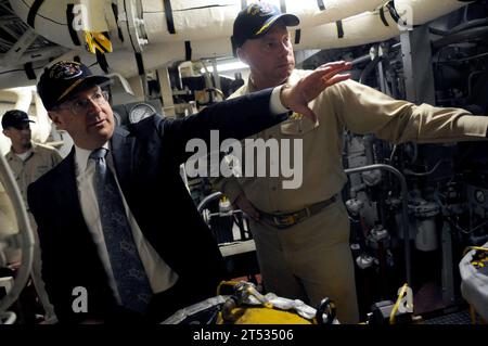 0811245549O-115 BAHREÏN (24 novembre 2008) Secrétaire de la Marine (SECNAV) l'honorable Dr. Donald C. Winter reçoit une visite du navire amphibie USS San Antonio (LPD 17). Winter a passé du temps avec les marins et les Marines à bord du navire pour les remercier de leur contribution à la sécurité régionale et de leur dévouement au service. Banque D'Images