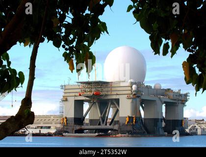 0707209698C-001 PEARL HARBOR, Hawaii (20 juillet 2007) Р le radar en bande X (SBX) basé en mer est amarré après son retour à la station navale de Pearl Harbor pour une maintenance programmée et des mises à niveau planifiées du système. Depuis son départ de Pearl Harbor en janvier dernier, le SBX a démontré avec succès sa capacité à opérer dans les conditions météorologiques hivernales difficiles de l’océan Pacifique et a participé à deux essais du système de défense antimissile balistique. US Navy Banque D'Images