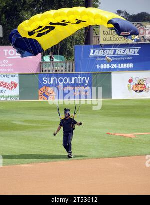 1007205366K-096 ST. PAUL, Minnesota (20 juillet 2010) James Woods, affecté à l'équipe de démonstration de parachute de la marine américaine, les Leap Frogs, se pose après avoir parachuté dans la cérémonie d'ouverture d'un St. Match de baseball des Paul Saints au Midway Stadium pendant la Twin Cities Navy week. Les Navy Weeks sont conçues pour montrer aux Américains l'investissement qu'ils ont fait dans leur marine et sensibiliser les villes qui n'ont pas une présence significative de la marine. Banque D'Images