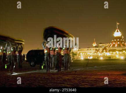 0709107202B-001 CORONADO, Californie (10 septembre 2007) - les étudiants de Basic Underwater Demolition/SEAL (BUD/S) classe 267 passent la nuit à transporter des bateaux lourds sur la plage au milieu de Hellweek. Les étudiants BUD/S qui passent par Hellweek ont 95% de chances de devenir un Navy SEAL. Banque D'Images