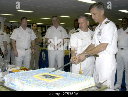 0703222636M-019 JEBEL ALI, Émirats arabes Unis (22 mars 2007) - le capitaine Richard P. Snyder et le capitaine David Hulse ont coupé le gâteau lors d'une réception de changement de commandement tenue à bord du navire d'assaut amphibie USS Bataan (LHD 5). Snyder relève Hulse comme commandant de Bataan. Bataan Expeditionary Strike Group mène des opérations de sécurité maritime (MSO). US Navy Banque D'Images