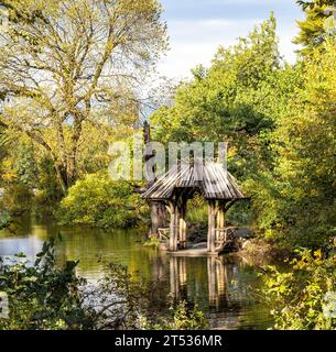 Wagner Cove Boat Landing, arbres et lac dans Central Park de New York, pavillon romantique populaire pour les mariages, les propositions ou la méditation tranquille. Banque D'Images