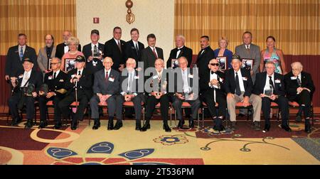 1006049278S-001 ST. AUGUSTINE, Floride. (4 juin 2010) des vétérans et des commanditaires de la Marine se réunissent pour une photo de groupe lors du 13e dîner commémoratif annuel de la bataille de Midway au World Golf Village Renaissance Resort à St. Augustine, Floride. Banque D'Images