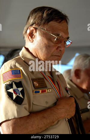 0811115476H-020 PEARL HARBOR, Hawaii (11 novembre 2008) Abilino Bagaya des vétérans des guerres étrangères Post 1572 Waipahu, Hawaii, incline la tête pour un moment de silence lors d'un service de coucher du soleil à bord du Battleship Missouri Memorial. Bagaya, qui a servi avec le 1e régiment d'infanterie philippin, s'est réuni avec d'autres vétérans, des amis, des membres de la famille et des membres du service de toutes les branches de l'armée pour honorer ceux qui ont servi. Banque D'Images