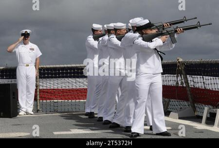 110414VM928-098 PEARL HARBOR (14 avril 2011) des marins de la garde cérémonielle affectée au missile guidé USS Chung-Hoon (DDG 93) effectuent un salut de 21 canons lors d'une cérémonie de commémoration de l'USS Sigsbee (DD 502) de classe Fletcher sur le pont d'envol shipХs. La cérémonie a eu lieu pour rendre hommage aux 23 marins dont la vie a été perdue lorsqu'un avion kamikaze a frappé Sigsbee le 14 avril 1945, pendant la bataille d'Okinawa. Chung-Hoon est nommé en l'honneur du contre-amiral Gordon paye'a Chung-Hoon, qui a reçu la Navy Cross et Silver Star pour bravoure en tant que commandant du Sigsbee dur Banque D'Images