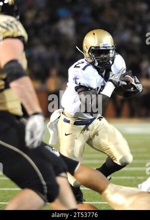 1010099936B-149 WINSTON SALEM, N.C. (9 octobre 2010) l'académie navale américaine Gee Gee Green porte le ballon pendant la première moitié d'un match de football universitaire de la NCAA entre l'académie navale américaine et l'université Wake Forest. Les midshipmen ont battu les diacres démons 28-27. Banque D'Images