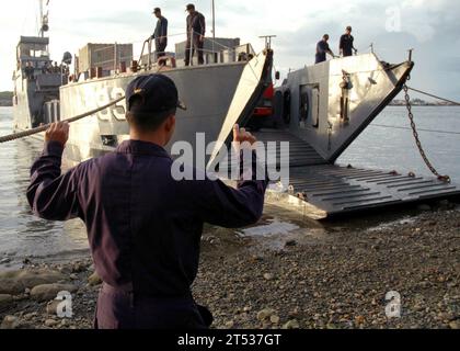 ISABELLA, Philippines (30 mai 2007) - marins philippins décharger les engins de débarquement (LC) 293 comme ils se préparent pour la coopération de l'état de préparation et de formation à flot (CARAT) 2007, un exercice bilatéral entre les États-Unis et les forces armées philippines. Ils vont effectuer des travaux communautaires sur l'île de Basilan par la mise en place d'un projet d'Action Citoyenne (PAC). CAPs des fournitures et du personnel pour appuyer les besoins communautaires de l'assistance médicale qui sera composé d'équipes médicales des États-Unis et des Philippines. La communauté les projets de construction sont traités par SEABEES des deux pays. CARAT est un ordre séquentiel, bilatéral Banque D'Images