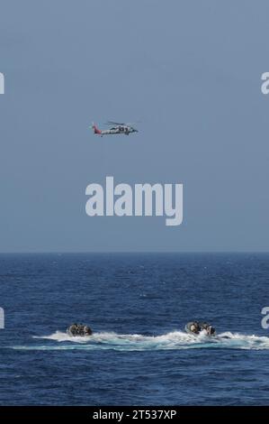 110823DU438-026 GOLFE D'OMAN (23 août 2011) Un hélicoptère MH-60S Sea Hawk du Helicopter Sea combat Squadron (HSC) 9 plane au-dessus des phoques de l'US Navy dans des bateaux gonflables à coque rigide au cours d'un exercice d'entraînement avec le croiseur de missiles guidés USS Gettysburg (CG 64). Gettysburg est déployé pour mener des opérations de sécurité maritime et des missions de soutien dans le cadre des opérations Enduring Freedom et New Dawn dans la zone de responsabilité de la 5e flotte américaine. Banque D'Images