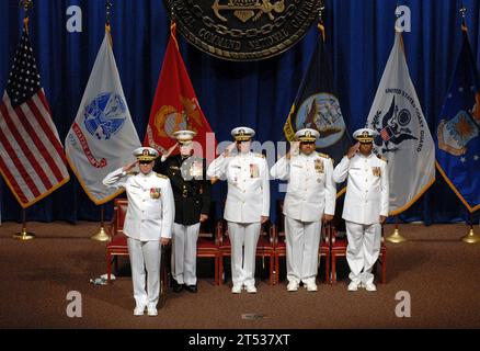 0808276259S-001 BETHESDA, Maryland (27 août 2008) le contre-amiral Matthew Nathan, à gauche, salue d'accepter ses ordres en tant que nouveau commandant du National Naval Medical Center lors d'une cérémonie de changement de commandement à Bethesda. Le général James Amos, commandant adjoint du corps des Marines ; le contre-amiral Richard Jeffries, commandant sortant du National Naval Medical Center ; le vice-amiral Adam Robinson Jr., chirurgien général de la Marine ; et le capitaine Lorenzo York, aumônier de la Marine, président les DAI en plein honneur militaire. (Marine américaine Banque D'Images