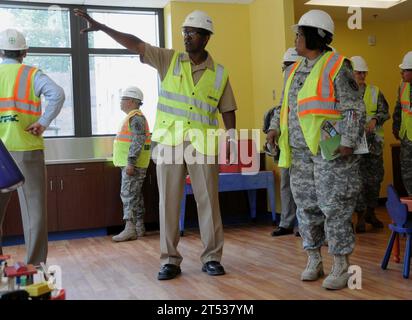 110713OM661-002 Bethesda, Maryland (13 juillet 2011) le capitaine Steve Hamer, officier responsable de la construction, discute du centre de développement de l'enfant avec un membre de la Brigade de transition des guerriers dans la nouvelle caserne des Wounded Warrior à l'activité de soutien naval Bethesda. Le Walter Reed Army Medical Center et le National Naval Medical Center Bethesda devraient être intégrés au Walter Reed National Military Medical Center Bethesda en septembre 2011. (Marine américaine Banque D'Images