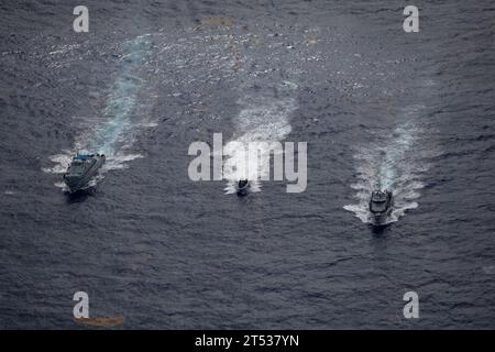 210523RL695-2284 MER DES CARAÏBES - (23 mai 2021) -- le navire de combat côtier de variante Freedom USS Sioux City (LCS 11) effectue un exercice d'interdiction maritime bilatéral avec les navires de patrouille côtière Orion (GC 109) et Betelgeuse (GC 102) de la Marine dominicaine, le 23 mai 2021. Sioux City est déployé dans la zone d’opérations de la 4e flotte américaine pour appuyer la mission de la Force opérationnelle interagences Sud, qui comprend des missions de lutte contre le trafic de drogues illicites dans les Caraïbes et le Pacifique est. Banque D'Images