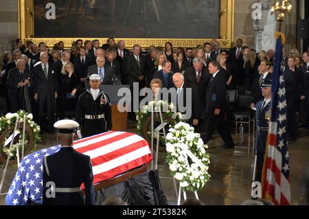 0612301142M-006 Washington, D.C. (30 décembre 2006) - le vice-président Richard B. Cheney accompagne l'ancienne première dame Betty Ford alors qu'elle s'approche du cercueil de son mari, l'ancien président Gerald R. Ford, à la rotonde du Capitole des États-Unis, le 30 décembre 2006. Ford mourut à son domicile de Rancho Mirage, en Californie, le 26 décembre à l’âge de 93 ans. Un service privé d'inhumation est prévu pour le 3 janvier au musée présidentiel Gerald R. Ford à Grand Rapids, Michigan DOD Banque D'Images