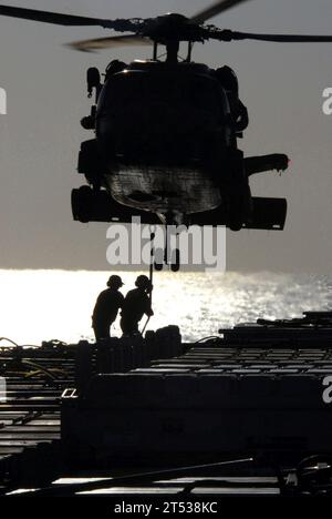 0704060555B-037 SOUTH CHINA SEA (5 avril 2007) - les hommes de l'aviation attachent une élingue à un HH-60H Seahawk, affecté aux « Black Knights » de l'hélicoptère anti-Submarine Squadron (HS) 4, pendant l'évolution du déchargement des munitions sur le pont d'envol de l'USS Ronald Reagan (CVN 76). Le Ronald Reagan Carrier Strike Group et le Carrier Air Wing Fourteen (CVW) 14 sont en cours pour soutenir les opérations en mer de Chine méridionale. US Navy Banque D'Images