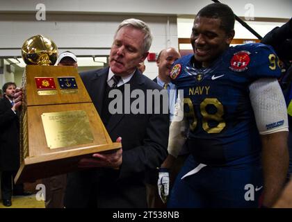 111210AC887-002 LANDOVER, Maryland (10 décembre 2011) Secrétaire de la Marine (SECNAV) l'honorable Ray Mabus détient le très convoité Secretary’s Trophy alors que Jabaree Tuani, l'extrémité défensive de l'Académie militaire américaine, a battu les Black Knights 27-21 lors du 112e match de football universitaire Army-Navy au FedEx Field. Banque D'Images