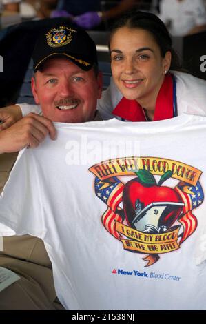 0705252984R-010 NEW YORK (25 mai 2007) Р l'officier exécutif du navire d'assaut amphibie USS Wasp (LHD 1) le capitaine Daniel H. Fillion expose un t-shirt que lui a donné Michelle Lenzalone, chef de Blood Drive, après avoir donné son sang à la Croix-Rouge américaine. La collecte de sang a été tenue par le New York Blood Center. Des marins et des Marines visitent New York pour soutenir la Fleet week 2007. La 20e Fleet week New York est l’occasion pour les New-Yorkais de rencontrer des marins, des Marines et des gardes-côtes et de les remercier pour leur service. La semaine de la flotte honore le service et le sacrifice de tous nos S. Banque D'Images