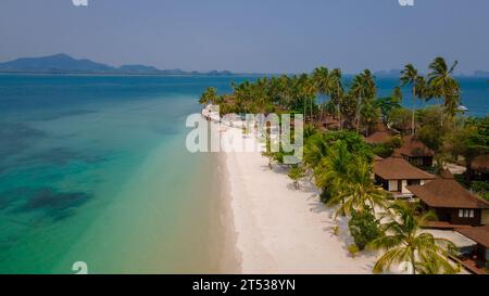 Île tropicale Koh Mook dans la mer d'Andaman en Thaïlande, plage tropicale avec sable blanc et turquouse océan coloré à Ko Muk Trang Sud de la Thaïlande Banque D'Images