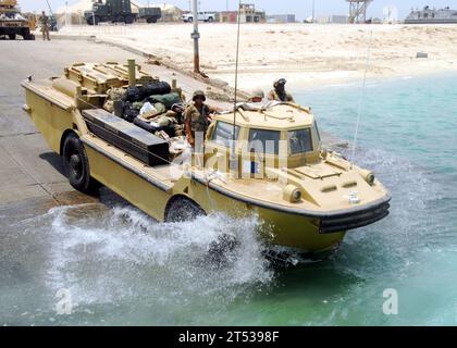 0807232600H-075 GOLFE PERSIQUE (23 juillet 2008) les marins affectés à la Beach Master Unit (BMU) 1 lancent un engin de ravitaillement amphibie plus léger au cours d'une évolution de l'entraînement. Le BMU-1 est déployé avec le Expeditionary Strike Group (ESG) 3 pour soutenir les opérations de sécurité maritime dans la zone de responsabilité de la 5e flotte américaine. US Navy Banque D'Images