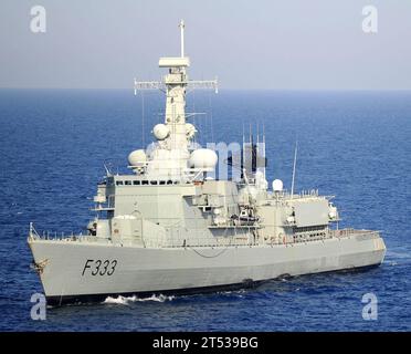 1005273136P-622 MER MÉDITERRANÉE (27 mai 2010) la frégate de la marine portugaise NRP Bartolomeu Dias (F-333) navigue après avoir récupéré une équipe de visite, de bord, de perquisition et de saisie alors que la corvette SPS Cazadora (P-78) de la marine espagnole transite à proximité pendant la partie en mer de l'exercice Phoenix Express 2010. Phoenix Express est un exercice de deux semaines conçu pour renforcer le partenariat maritime et améliorer la stabilité dans la région grâce à une interopérabilité et une coopération accrues entre les partenaires d’Afrique, d’Europe et des États-Unis Banque D'Images