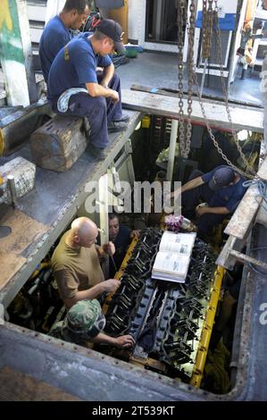 1008318546L-288 PUNTARENAS, Costa Rica (31 août 2010) des marins affectés au commandement de la formation en matière de sécurité et d'affaires civiles maritimes (MCAST) enseignent aux marins de la garde côtière costaricienne comment chronométrer un moteur de bateau Caterpillar de la série 3412. L’équipe de formation mobile MCAST organise une séance de formation avancée de trois semaines sur l’entretien des petits bateaux avec des membres du département d’entretien des garde-côtes du Costa Rica. Banque D'Images