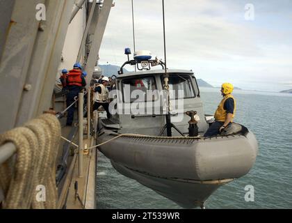 0907270924R-007 RIO DE JANEIRO, Brésil (27 juillet 2009) des marins à bord du navire amphibie USS Oak Hill (LSD 51) se préparent à abaisser un bateau pneumatique à coque striée (RHIB) dans l'eau. Oak Hill participe à Southern Partnership Station '09. Southern Partnership Station est une opération navale et amphibie combinée avec Oak Hill et les forces maritimes de l'Argentine, du Brésil, du Chili, du Pérou et de l'Uruguay. Oak Hill soutient également l'exercice amphibie multinational Southern Exchange 2009 du corps des Marines des Forces South. Banque D'Images